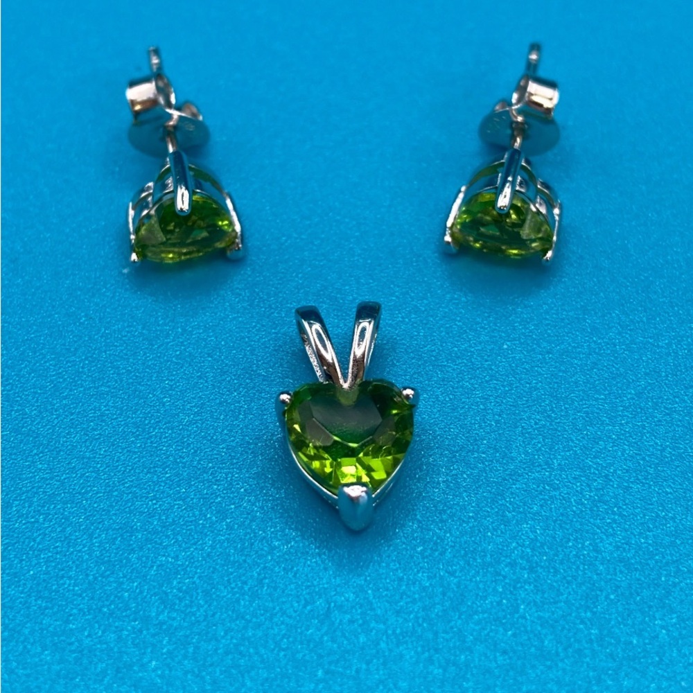 Elegant 925 Silver Peridot Heart Cubic Zirconia Jewelry Set